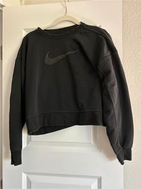Black Nike cropped sweatshirt with logo infront